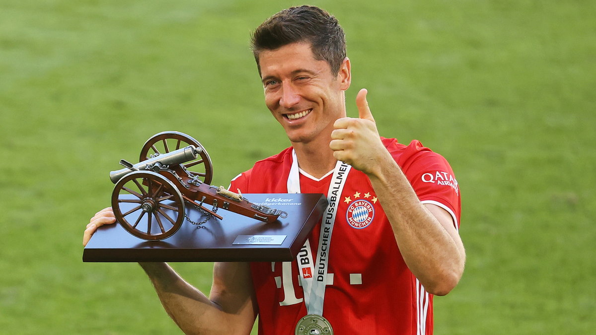 Robert Lewandowski z trofeum za wygranie klasyfikacji strzelców Bundesligi