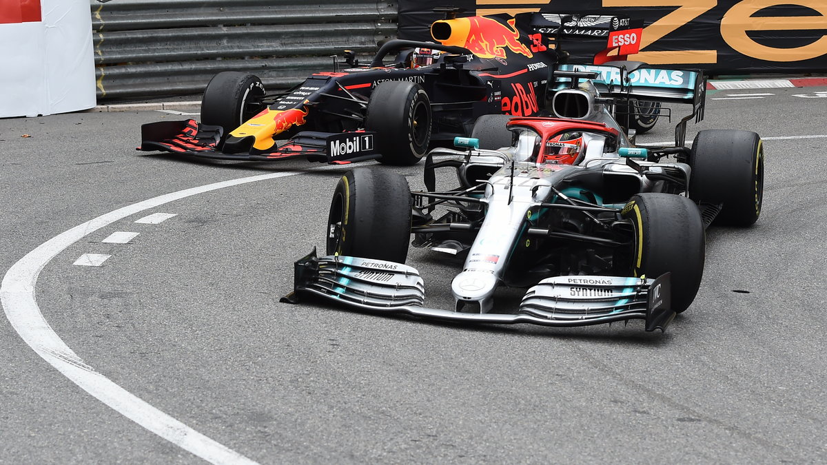 Lewis Hamilton (z przodu) i Max Verstappen