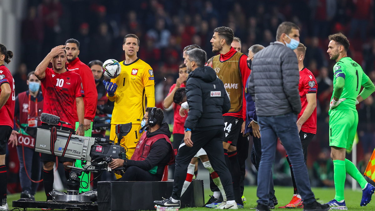 Wojciech Szczęsny schodzi na przymusową przerwę w meczu Albania - Polska