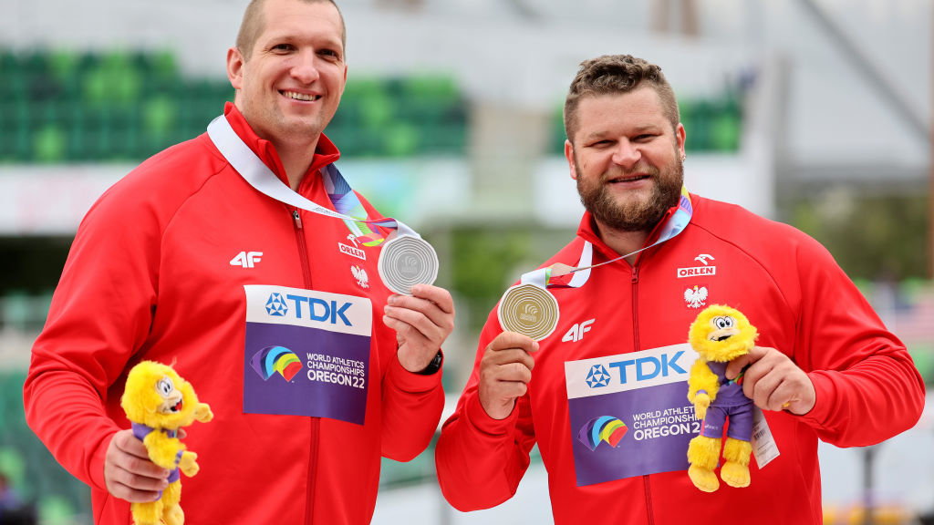 Paweł Fajdek (z prawej) zdobył złoto, a Wojciech Nowicki srebro podczas mistrzostw świata w Eugene.