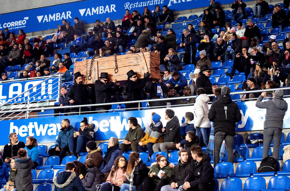 Kibice Deportivo Alaves protestujący podczas meczu z Levante UD