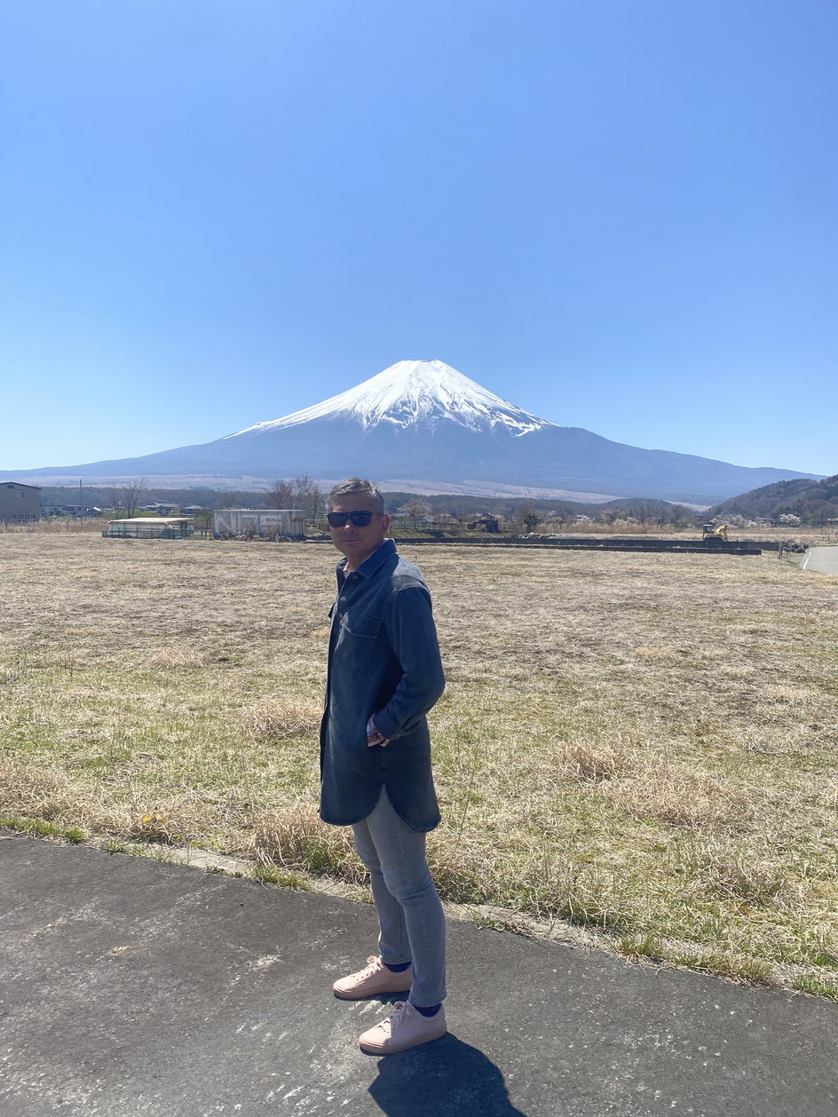 Rafał Janas na tle góry Fuji
