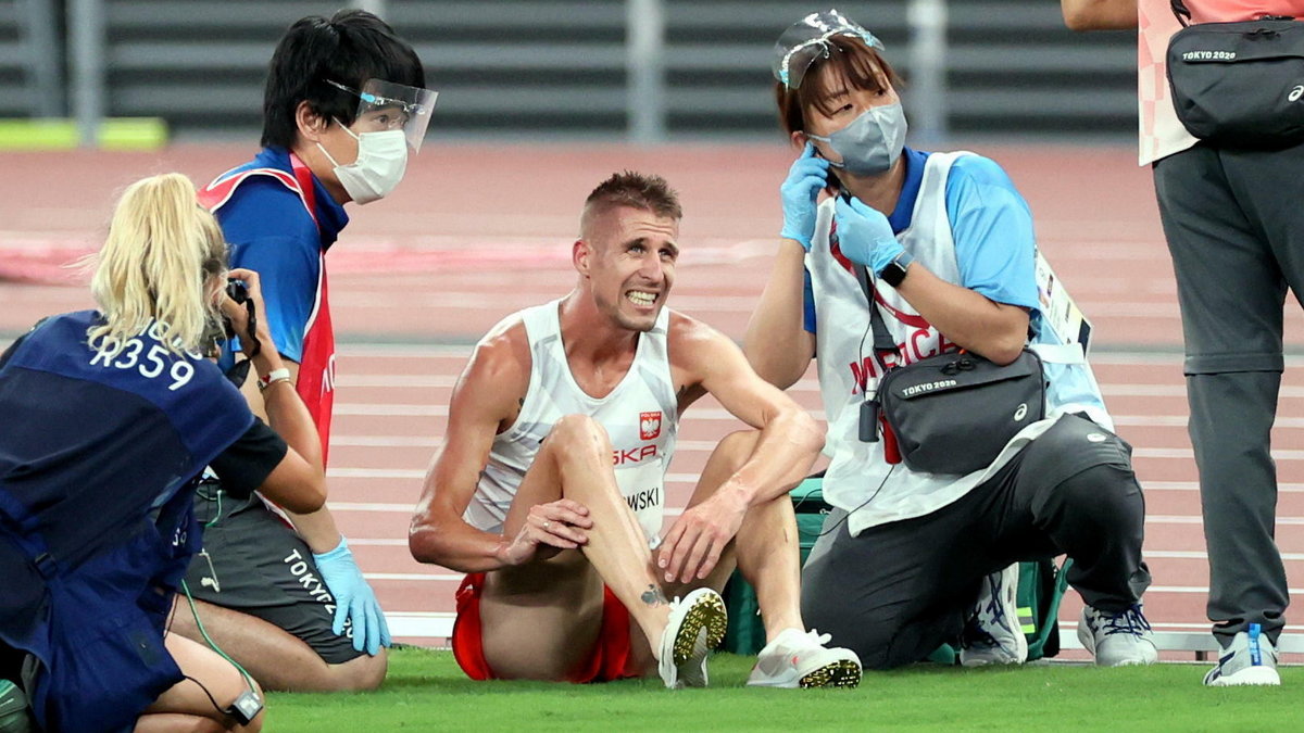 Tokio 2020. Marcin Lewandowski (w środku) nie ukończył biegu półfinałowego na 1500 m
