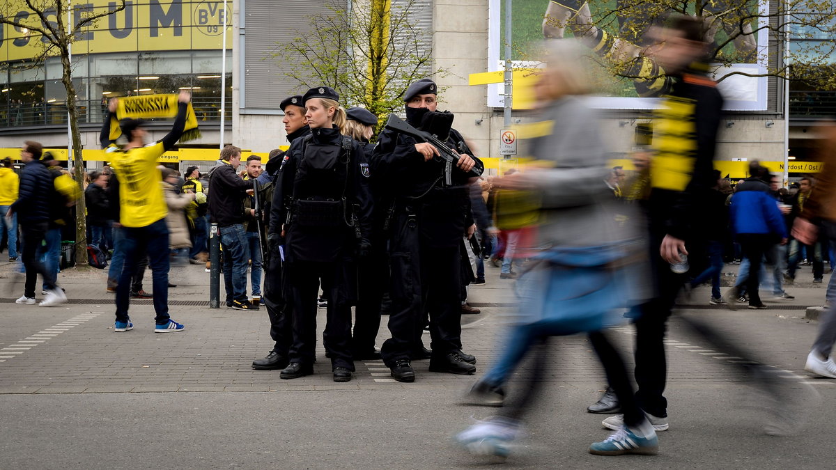 Policja przed Signal Iduna Park