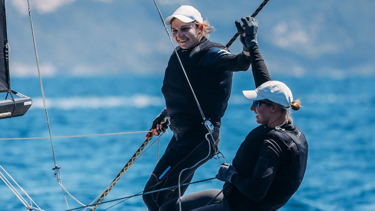 Aleksandra Melzacka (z lewej) i Sandra Jankowiak (z prawej) zapewniły kwalifikację olimpijską dla Polski w żeglarskiej klasie 49erFX