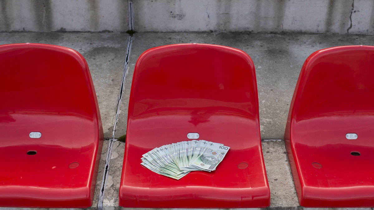 Korupcja pieniądze na stadionowym krzesełku