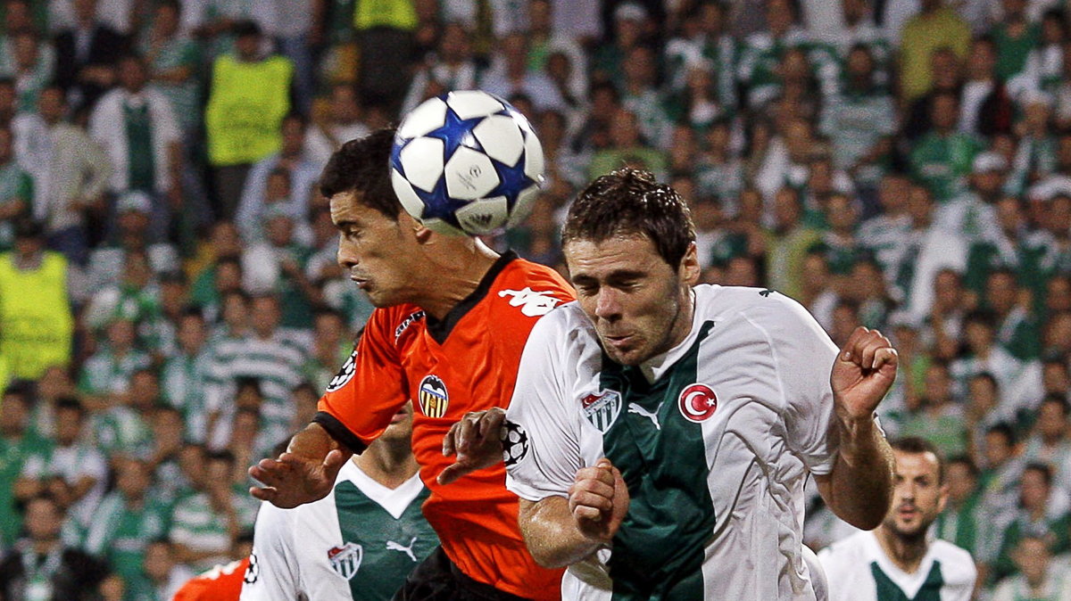 Ivan Ergić (Bursaspor, po prawej) i Ricardo Costa (Valencia)