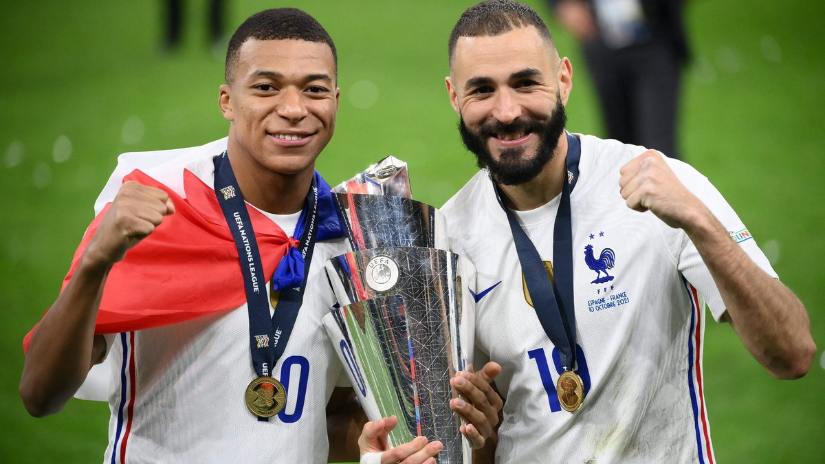 Kylian Mbappe (z lewej) i Karim Benzema zdobyli wspólnie pierwsze trofeum w kadrze. Może od przyszłego sezonu będą święcić sukcesy w Realu.