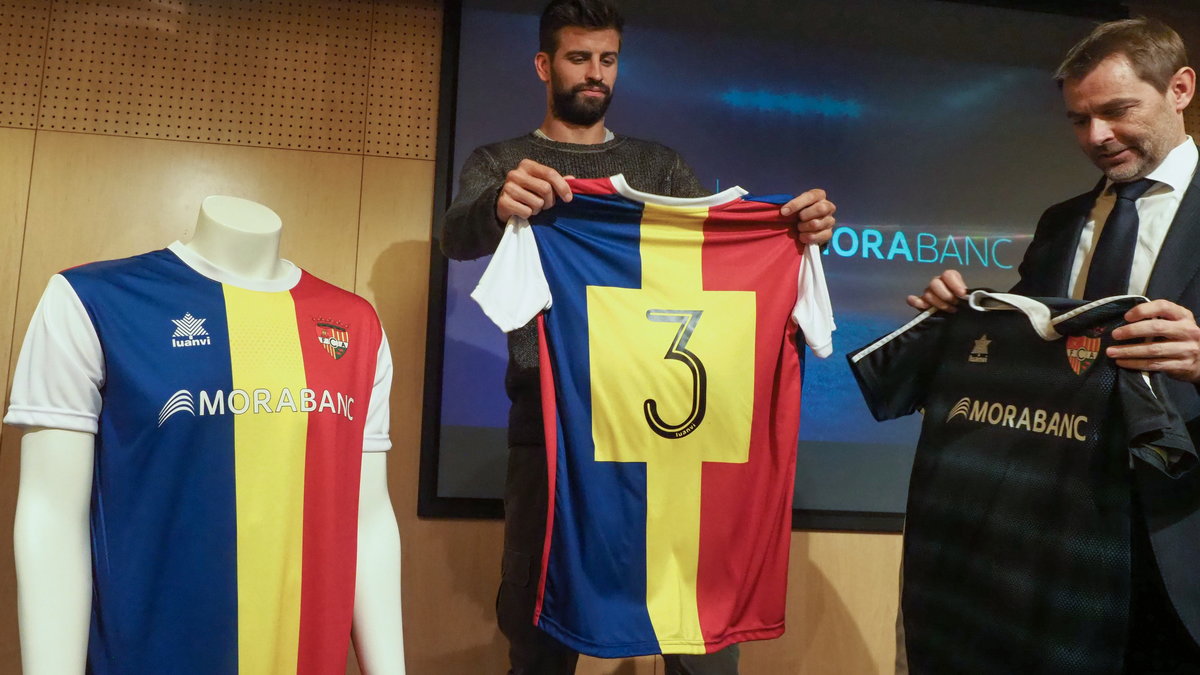 Gerard Pique z koszulką FC Andorra