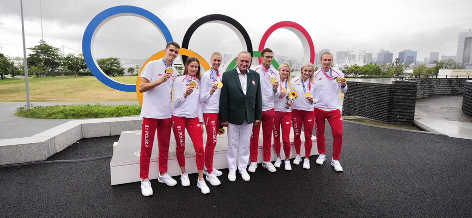 Już wszyscy członkowie sztafety mieszanej 4x400 m mają na szyjach złote medale olimpijskie