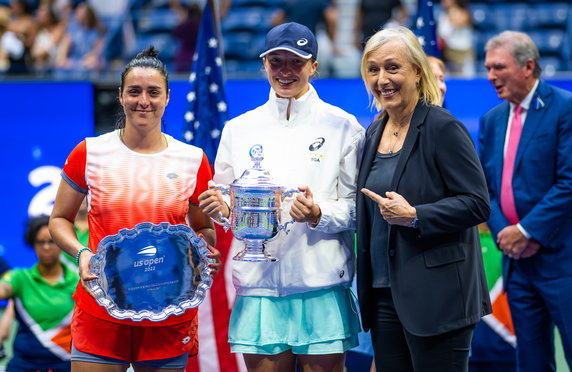 Iga Świątek z trofeum po wygranej z Ons Jabeur w finale US Open