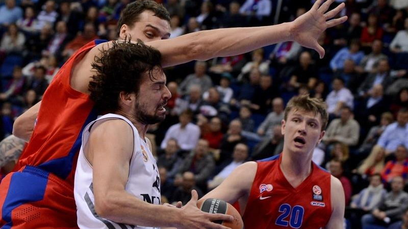 Sergio Llull w otoczeniu koszykarzy CSKA