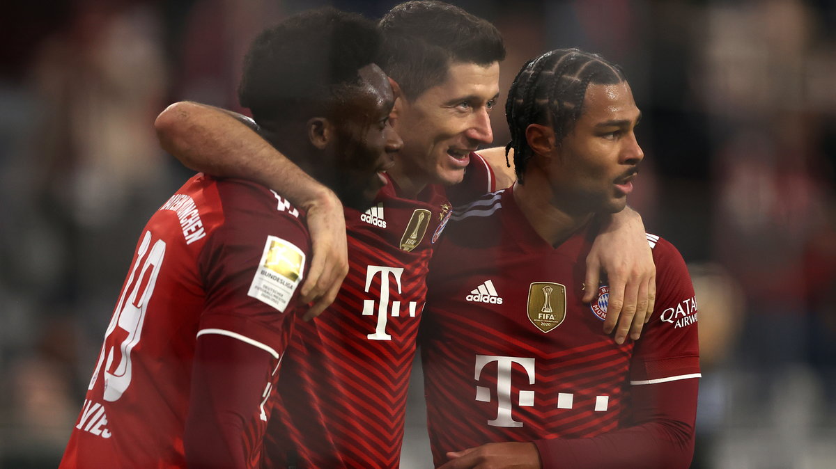 Od lewej: Alphonso Davies, Robert Lewandowski i Serge Gnabry