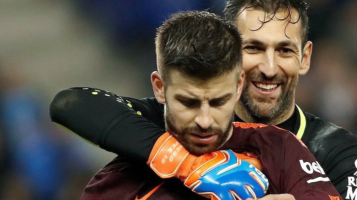 Gerard Pique (z przodu)