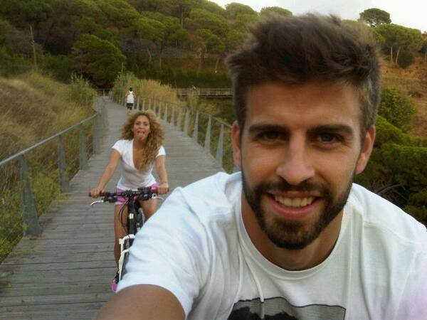 Gerard Pique i Shakira na rowerach