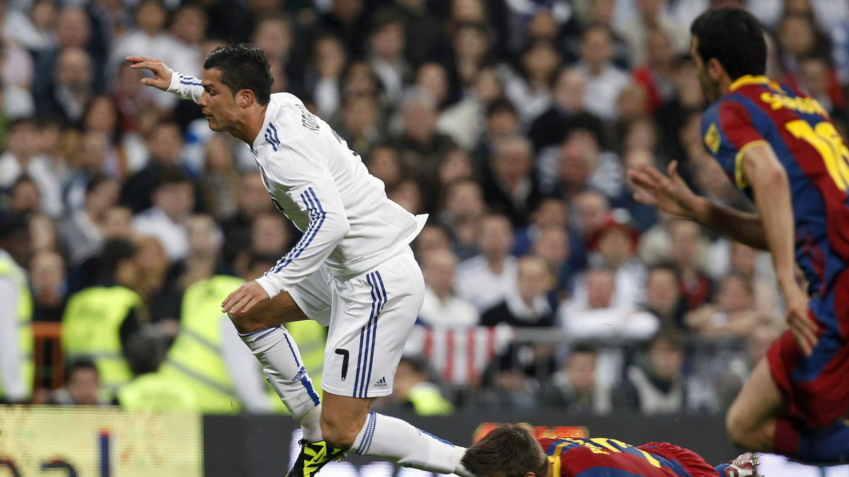 Cristiano Ronaldo (L) i Gerard Pique (P)