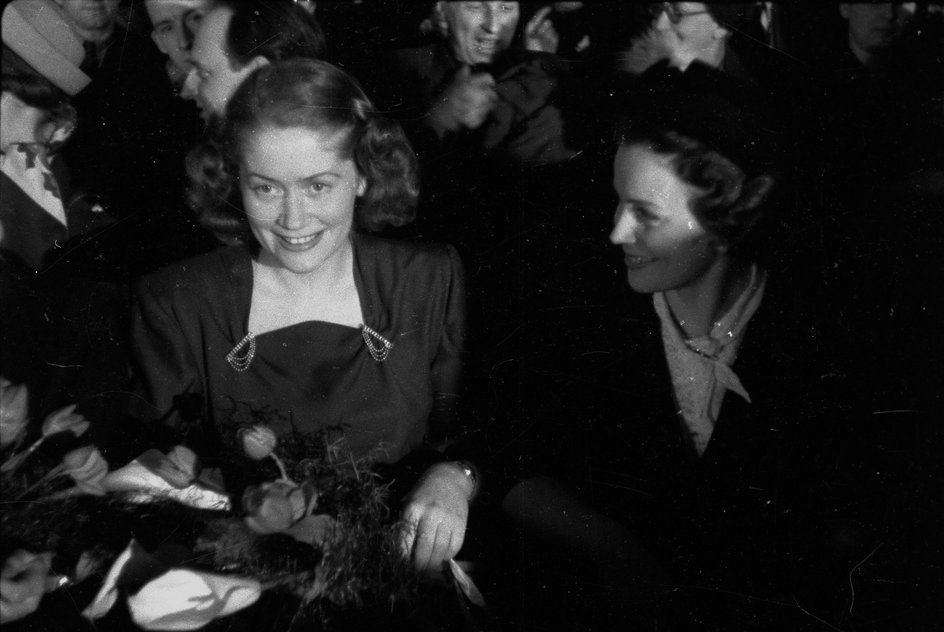 Warszawa 1948. Premiera filmu Ostatni etap w kinie Palladium. Na zdjęciu Alina Janowska (z lewej) i Wanda Bartówna