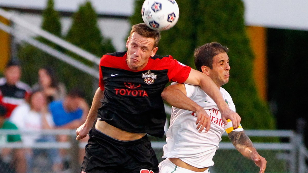 Tomasz Zahorski (ciemny strówj) z San Antonio Scorpions