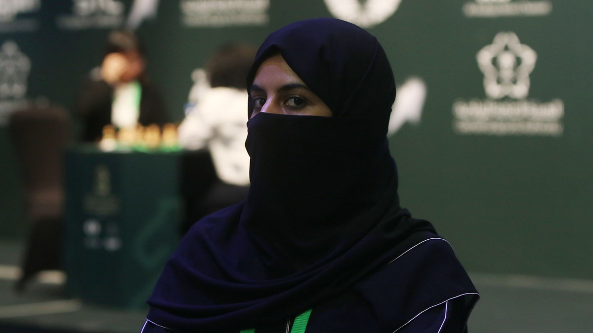 Saudyjska sędzia w trakcie turnieju szachowego w Rijadzie