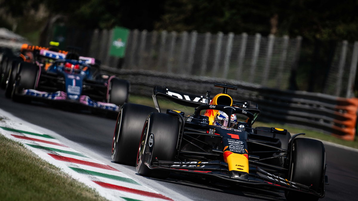 Verstappen z przodu. W tle Ocon