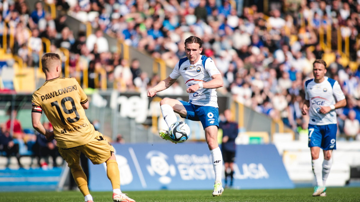 Maciej Domański ze Stali (przodem) i Bartłomiej Pawłowski z Widzewa w meczu Stal – Widzew