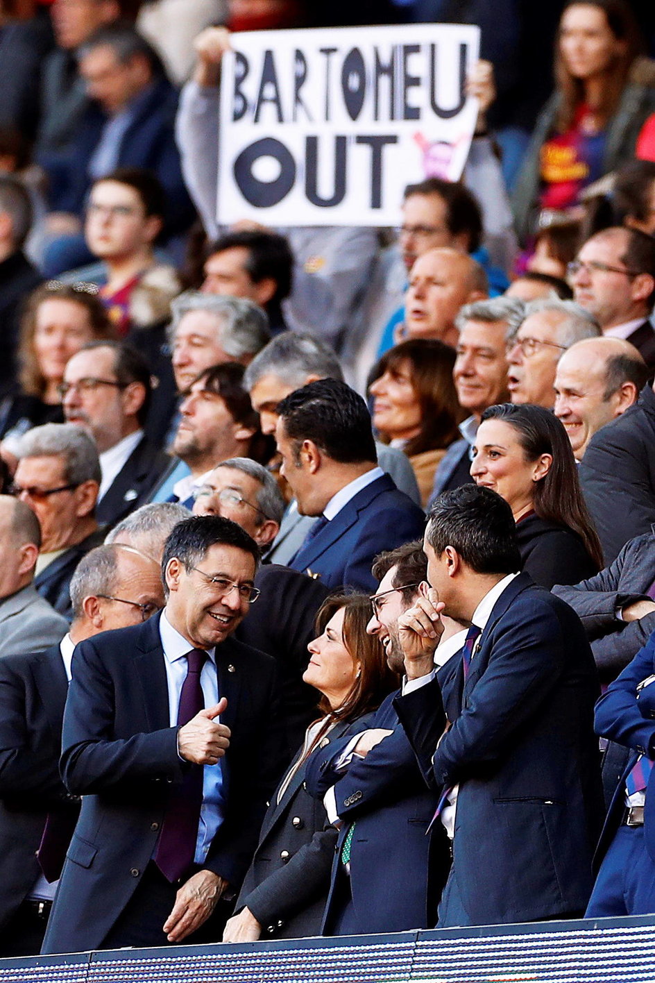 Josep Maria Bartomeu na Camp Nou, a w tle baner nawołujący do jego dymisji