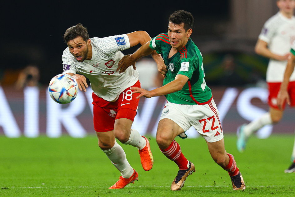 Bartosz Bereszyński w walce z Hirvingiem Lozano na mundialu 2022