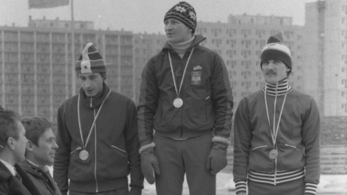 Jan Józwik (w środku) po zdobyciu złotego medalu MP na 1000 m w 1981 r. na warszawskich Stegnach. Po lewej Andrzej Zawadzki, po prawej Waldemar Teter