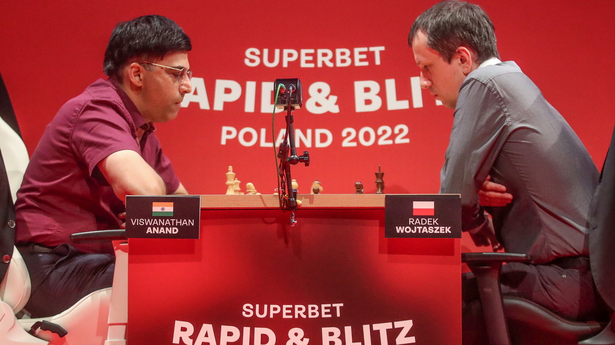 Viswanathan Anand (po lewej) podczas partii z Radosławem Wojtaszkiem