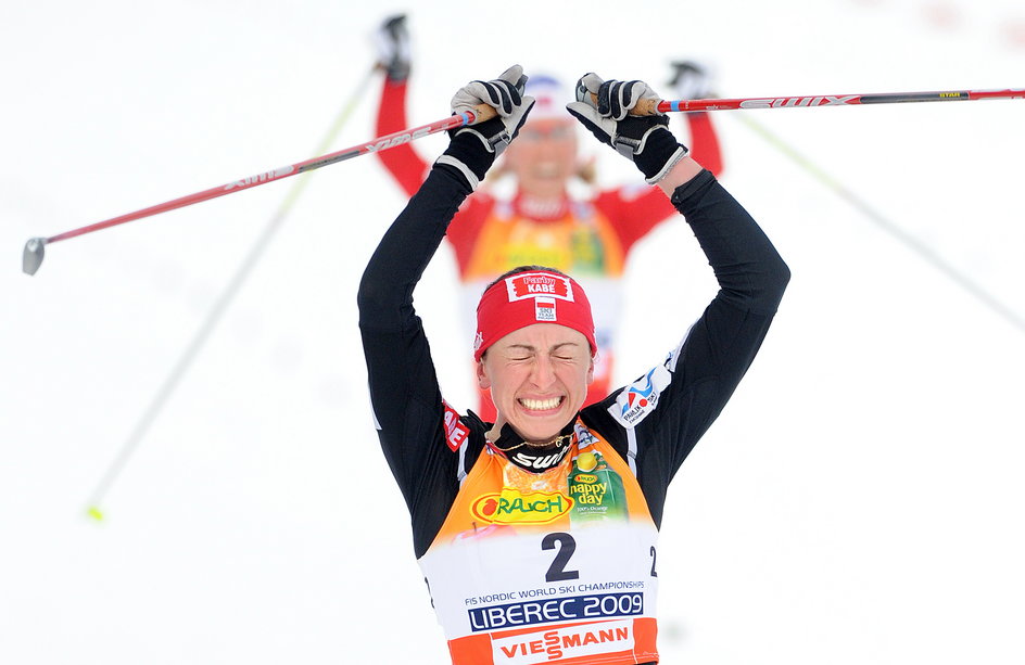 Justyna Kowalczyk, najlepsza polska narciarka, cieszy się ze zwycięstwa w Libercu! Oprócz dwóch złotych medali na mistrzostwach świata wywalczyła jeszcze trzy srebrne i trzy brązowe. 