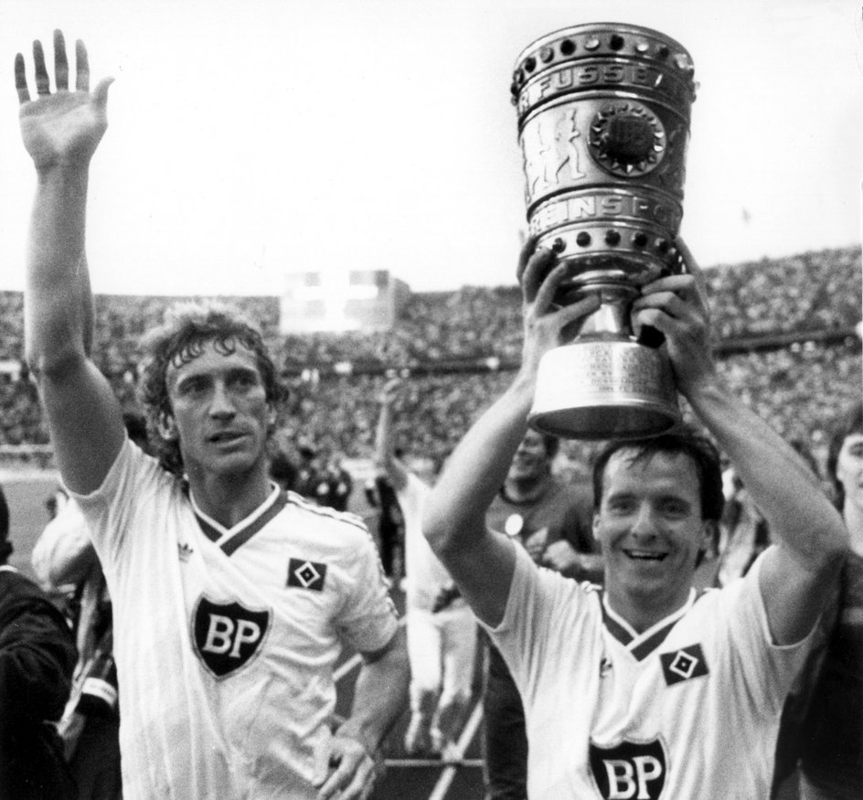 Mirosław Okoński podnosi Puchar Niemiec (1986/87)
