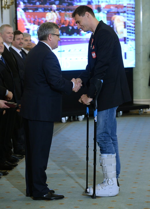 PIŁKA RĘCZNA SPOTKANIE PREZYDENTA Z MEDALISTAMI MŚ (Prezydent Bronisław Komorowski Krzysztof Lijewski)