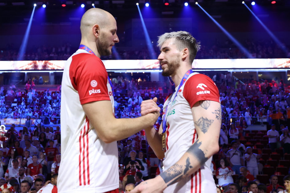 Tomasz Fornal i Bartosz Kurek podczas ceremonii medalowej Ligi Narodów