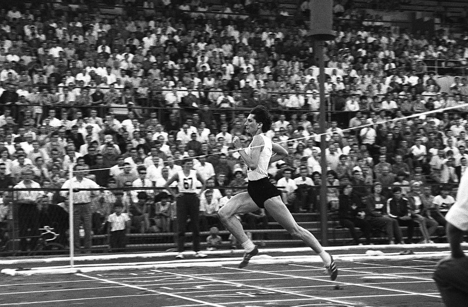 We wrześniu 1964 roku przez trzy dni rozgrywane były na Stadionie Dziesięciolecia pierwsze w historii lekkoatletyki Europejskie Igrzyska Juniorów. Największym osiągnięciem był dla nas wspaniały rekord Ireny Kirszenstein na 200 m, która wynikiem 23.5 wymazała z tabeli  29-letni rekord przedwojennej mistrzyni olimpijskiej Stanisławy Walasiewiczówny. 