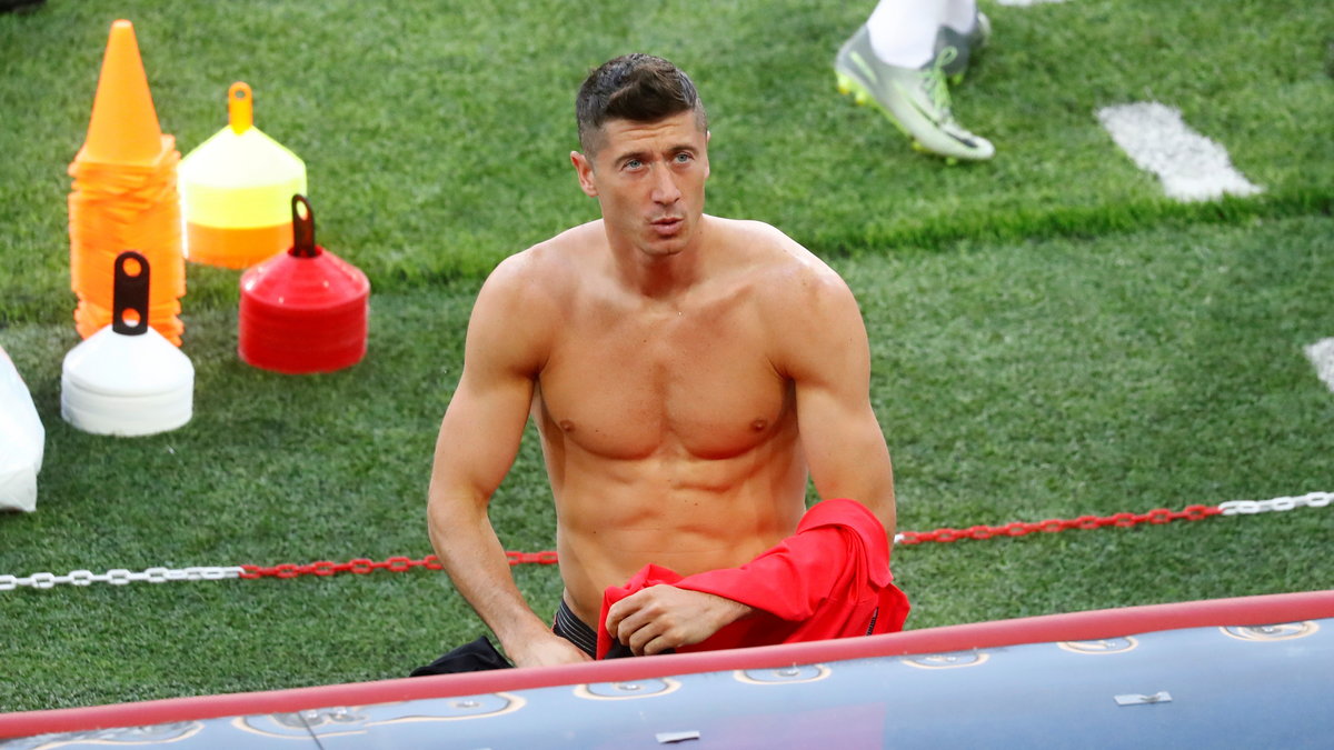 Robert Lewandowksi napina mięśnie przed meczem z Senegalem 