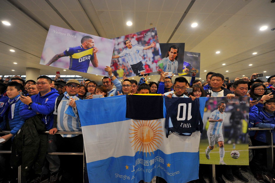 Setki fanów powitały w Chinach Carlosa Teveza