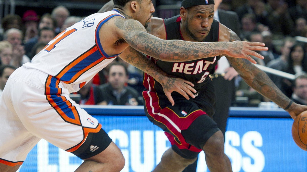 Wilson Chandler (L) kontra LeBron James Miami Heat - Nwe York Knicks