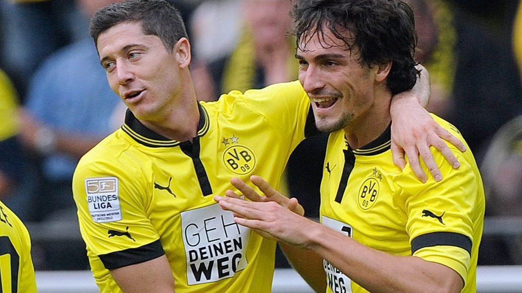 Robert Lewandowski (L) i Mats Hummels (P)