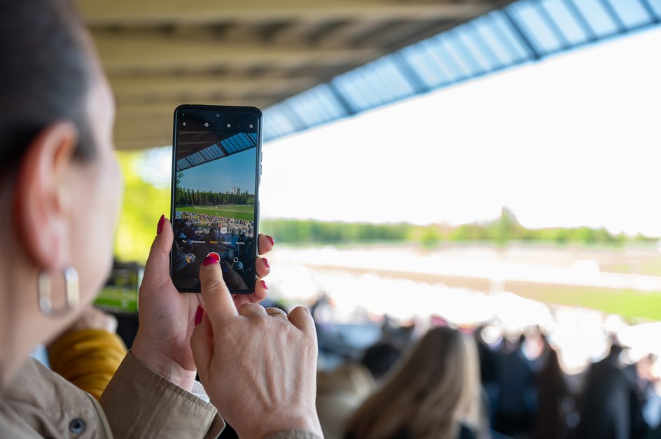 Las carreras de caballos en el hipódromo de Służewiec son muy populares.