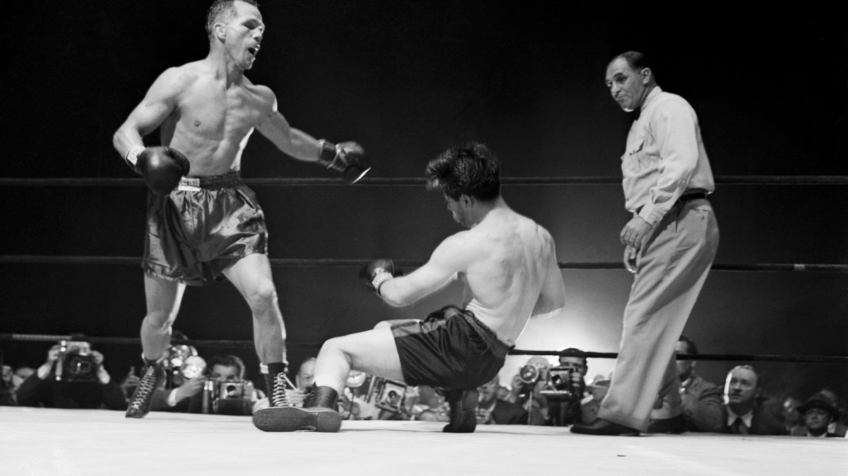Tony Zale kładzie na deski Rocky'ego Graziano w ich trzeciej walce (1948)
