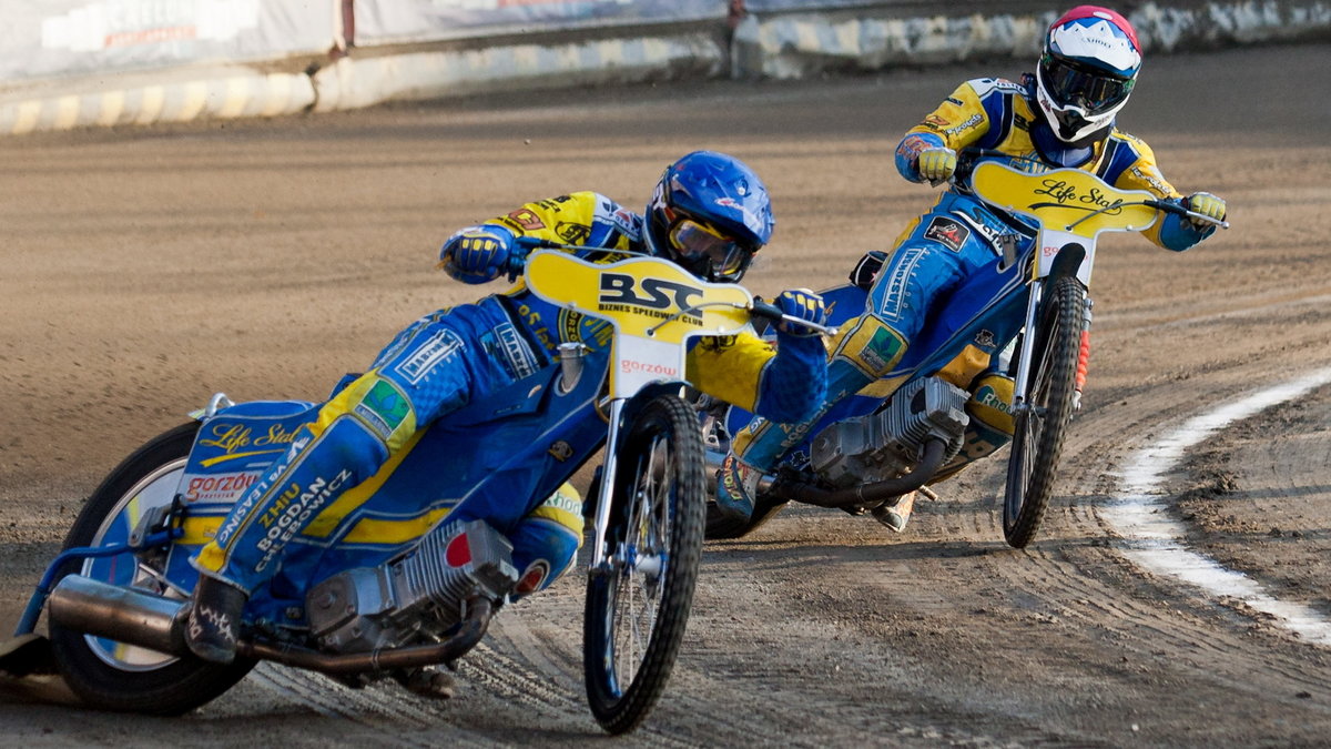 Bartosz Zmarzlik (kask niebieski) ze Stali Gorzów, fot. PAP/Lech Muszyński