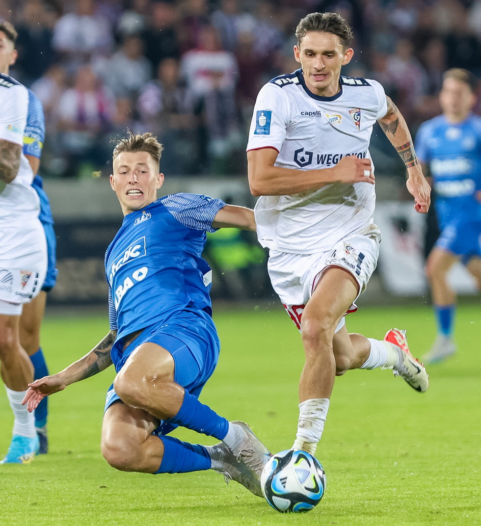 Robert Dadok w barwach Górnika podczas jesiennych Wielkich Derbów Śląska w Zabrzu (1:0)