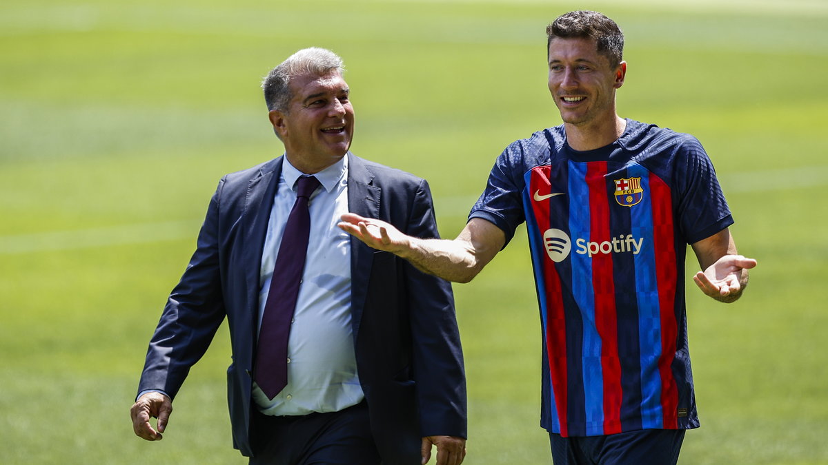 Joan Laporta i Robert Lewandowski podczas prezentacji Polaka przed tygodniem na Camp Nou. Na godziny przed startem hiszpańskiej ekstraklasy "Lewy" nadal nie jest uprawniony do gry