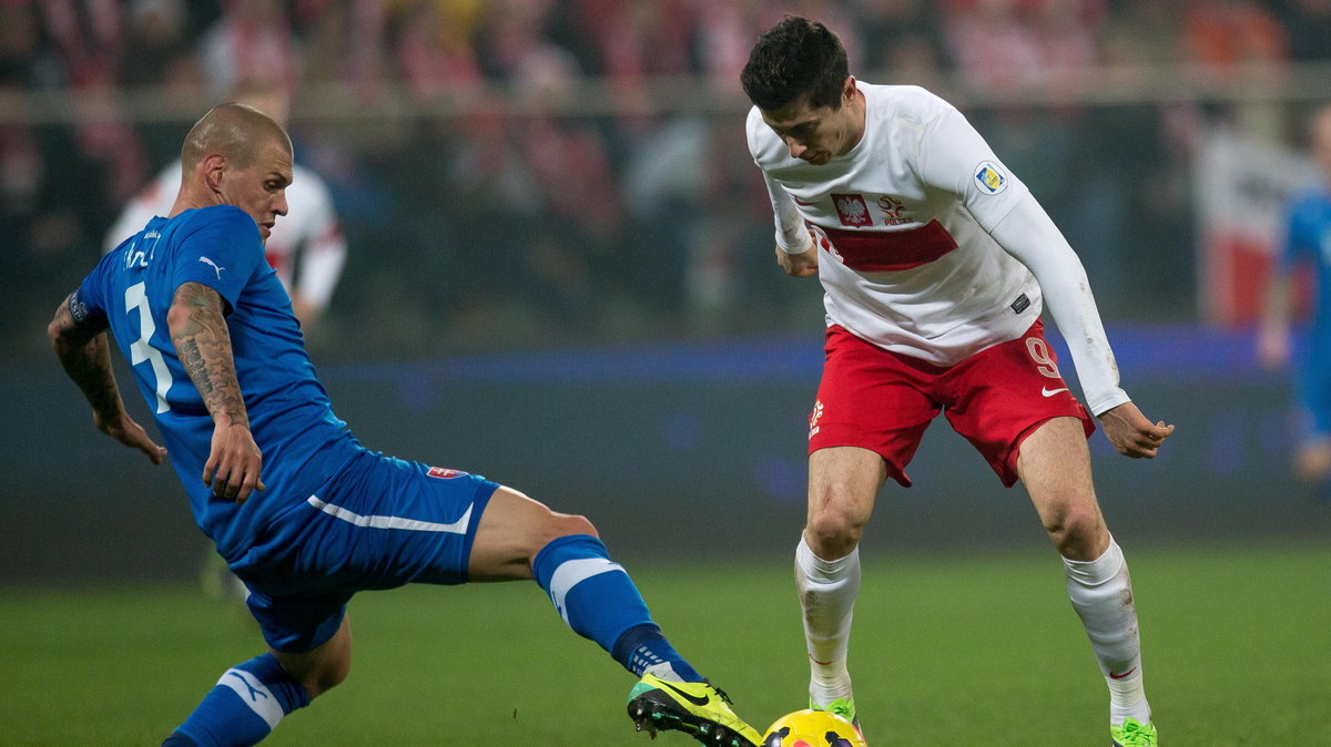 Martin Skrtel (L) i Robert Lewandowski (P)