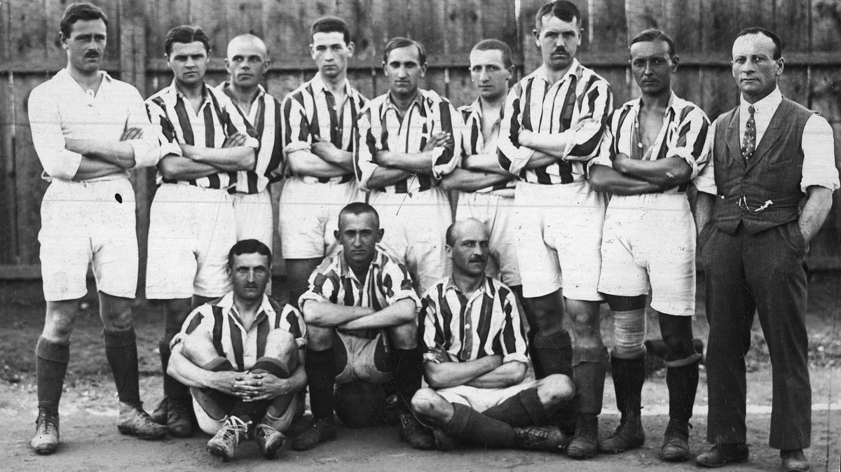Mistrzowska drużyna Cracovii z 1921 r. W drużynie grali m.in. Józef Kałuża (stoi piąty od lewej), Tadeusz Synowiec (siedzi pierwszy od prawej), Stefan Fryc (siedzi pierwszy od lewej), Stanisław Mielech (stoi trzeci od prawej), którzy zagrali w meczu reprezentacji Galicji. Zdjęcie ma charakter ilustracyjny dla artykułu