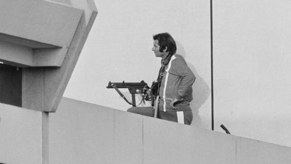 Uzbrojony policjant podczas IO 1972 w Monachium
