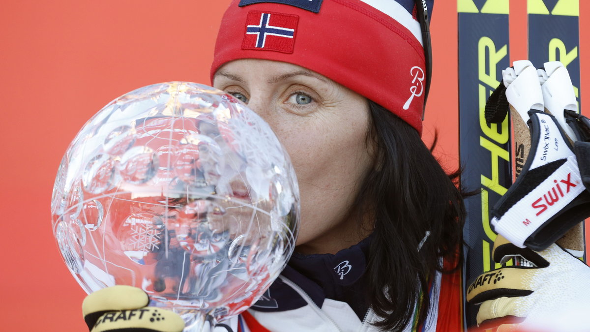 Marit Bjoergen z Kryształową Kulą za triumf w Pucharze Świata, fot. Terje Bendiksby / NTB scanpix / AFP Photo