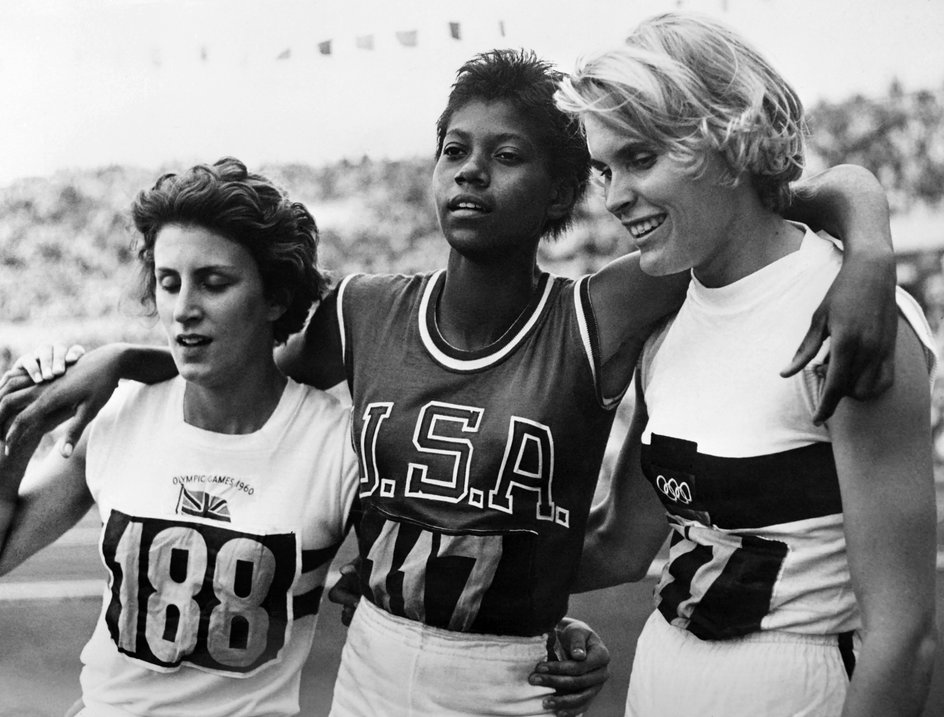 Amerykanka Wilma Rudolph, która wygrała bieg na 200 metrów podczas IO w Rzymie. Obok niej stoją srebrna medalistka Niemka Jutta Heine i brązowa Brytyjka Dorothy Hyman.