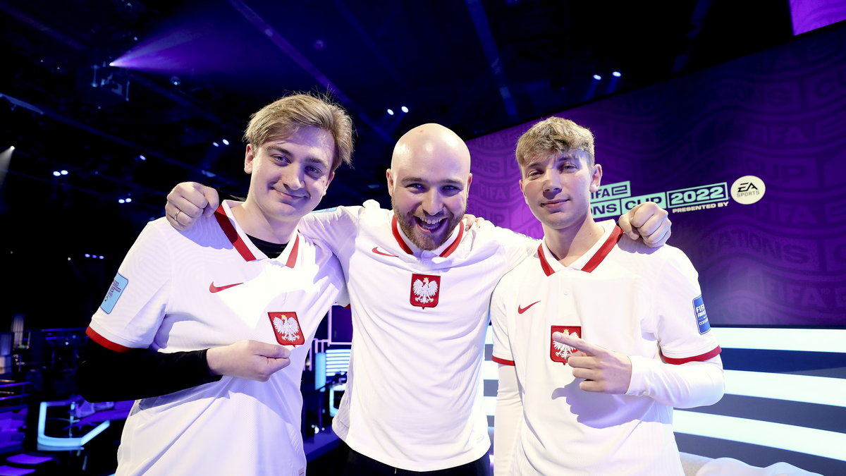 Reprezentacja Polski w FIFA 22 podczas finałów w Kopenhadze. Od lewej: Damie, Bejott i Furman