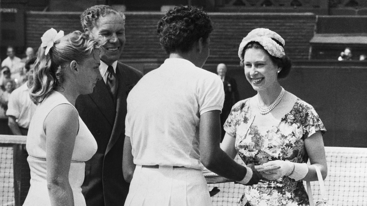 Elżbieta II wręcza zwycięską paterę Wimbledonu w 1957 r. 